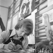 1974, Warszawa, Polska.
Uczeń IV Liceum Ogólnokształcącego im. Adama Mickiewicza bierze udział w wystawie hobbystów i zbieraczy zorganizowanej w sali gimnastycznej. 
Fot. Irena Jarosińska, zbiory Ośrodka KARTA
