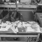 1974, Warszawa, Polska.
Uczennica IV Liceum Ogólnokształcącego im. Adama Mickiewicza bierze udział w wystawie hobbystów i zbieraczy zorganizowanej w sali gimnastycznej. 
Fot. Irena Jarosińska, zbiory Ośrodka KARTA
