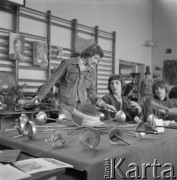 1974, Warszawa, Polska.
Grupa uczniów IV Liceum Ogólnokształcącego im. Adama Mickiewicza prezentuje na wystawie hobbystów i zbieraczy szable i florety używane w szermierce.
Fot. Irena Jarosińska, zbiory Ośrodka KARTA
