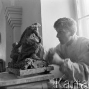 Lata 60. lub 70., Zamość, woj. lubelskie, Polska.
Państwowe Liceum Sztuk Plastycznych. Uczeń pracuje nad rzeźbą.
Fot. Irena Jarosińska, zbiory Ośrodka KARTA

