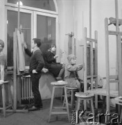 1960-1972, Warszawa, Polska.
Państwowe Ognisko Plastyczne przy ul. Nowolipie 4. Grupa osób podczas zajęć z malarstwa.
Fot. Irena Jarosińska, zbiory Ośrodka KARTA