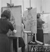 1960-1972, Warszawa, Polska.
Zajęcia z rysunku w Państwowym Ognisku Plastycznym przy ul. Nowolipie 4.
Fot. Irena Jarosińska, zbiory Ośrodka KARTA