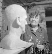 1960-1972, Warszawa, Polska.
Państwowe Ognisko Plastyczne przy ul. Nowolipie 4. Kobieta pracuje nad rzeźbą.
Fot. Irena Jarosińska, zbiory Ośrodka KARTA