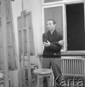 1960-1972, Warszawa, Polska.
Mężczyzna uczestniczy w zajęciach z rysunku i malarstwa w Państwowym Ognisku Plastycznym przy ul. Nowolipie 4.
Fot. Irena Jarosińska, zbiory Ośrodka KARTA