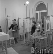 1960-1972, Warszawa, Polska.
Grupa osób uczestniczy w zajęciach z rysunku i malarstwa w Państwowym Ognisku Plastycznym przy ul. Nowolipie 4.
Fot. Irena Jarosińska, zbiory Ośrodka KARTA