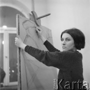1960-1972, Warszawa, Polska.
Kobieta rysuje portret podczas zajęć w Państwowym Ognisku Plastycznym przy ul. Nowolipie 4.
Fot. Irena Jarosińska, zbiory Ośrodka KARTA