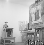 1960-1972, Warszawa, Polska.
Mężczyzna pozuje dla osób uczestniczących w zajęciach z rysunku i malarstwa w Państwowym Ognisku Plastycznym przy ul. Nowolipie 4.
Fot. Irena Jarosińska, zbiory Ośrodka KARTA