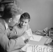 Lata 60., Polska.
Mężczyzna pomaga chłopcu w nauce.
Fot. Irena Jarosińska, zbiory Ośrodka KARTA