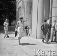 Lata 60., Warszawa, Polska.
Studenci Akademii Sztuk Pięknych przed uczelnią, znajdującą się w Pałacu Raczyńskich przy Krakowskim Przedmieściu.
Fot. Irena Jarosińska, zbiory Ośrodka KARTA