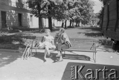 Lata 60., Warszawa, Polska.
Akademia Sztuk Pięknych przy Krakowskim Przedmieściu. Studenci odpoczywający na ławce na dziedzińcu uczelni.
Fot. Irena Jarosińska, zbiory Ośrodka KARTA