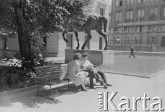 Lata 60., Warszawa, Polska.
Studenci Akademii Sztuk Pięknych na dziedzińcu uczelni znajdującej się w Pałacu Raczyńskich. Za nimi widoczny konny pomnik Bartolomeo Colleoniego, w głębi fragment remontowanego gmachu Ministerstwa Skarbu od ul. Traugutta. 
Fot. Irena Jarosińska, zbiory Ośrodka KARTA