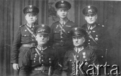 Przed 1939, Strumień, pow. Bielsko-Biała, woj. śląskie, Polska.
Funkcjonariusze Policji Państwowej, w środku stoi Franciszek Morawiec; zamordowany w Kalininie.
Fot. NN, zbiory Ośrodka KARTA, udostępnił Stefan Morawiec