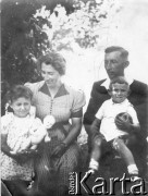30.06.1939, Troki, woj. Wileńskie, Polska.
Feliks Sokołowski, por. rez., nauczyciel (zamordowany w Katyniu), na zdjęciu z żoną Zofią i dziećmi Barbarą i Andrzejem.
Fot. NN, zbiory Ośrodka KARTA, udostępniła Maria Sokołowska