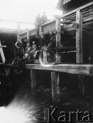 1920-1939, Paulinowo, woj. wileńskie, Polska.
Grupa osób przy młynie wodnym. Pierwsza z lewej stoi Janina Szczapska, w środku siedzi Wanda Brochwic, obok jej mąż Brunon. Pozostałe osoby  NN.  
Fot. NN, zbiory Ośrodka KARTA, przekazała Krystyna Jabłońska