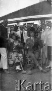 1920-1939, Kwietniewo, powiat Wilno-Troki, woj. wileńskie, Polska.
Dekoracja króla i królowej krykieta. Z lewej siedzi królowa Mira z Bochwiców Czeremisinov, obok król Brunon Bochwic. Stoją od lewej: Michał Bochwic (brat Miry), Stanisław Bochwic, Serż Czeremisinov, Wanda Bochwic, Janina i Helena Bochwic (żona Michała). 
Fot. NN, zbiory Ośrodka KARTA, przekazała Krystyna Jabłońska