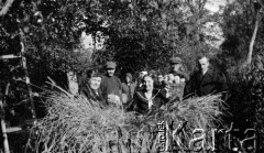 Lata 30., Kwietniewo, powiat Wilno-Troki, woj. wileńskie, Polska.
Zbiór jabłek w sadzie. Od lewej siedzą Janina Bochwic, Bolesław Drutel (ogrodnik), Brygida Szwaba (gosposia), Wada Bochwic, z koszem jabłek stoi pracownik najemny NN, obok Brunon Bochwic. 
Fot. NN, zbiory Ośrodka KARTA, przekazała Krystyna Jabłońska