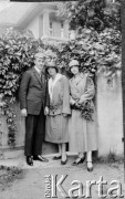 1924/1925, Poznań, Polska.
Studenci Uniwersytetu Poznańskiego. Z lewej Brunon Bochwic (Wydział Rolniczy), obok jego przyszła żona Wanda Fiedorowiczówna (studentka filozofii) i Janina Szczapska.
Fot. NN, zbiory Ośrodka KARTA, przekazała Krystyna Jablońska