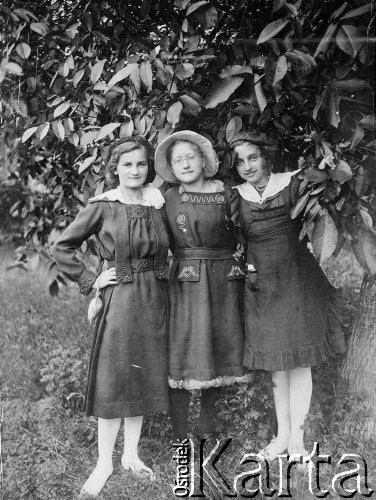 1919/1920, Konin, woj. poznańskie, Polska.
Uczennice gimnazjum. Wanda Fiedorowiczówna (po prawej) z dwiema koleżankami. 
Fot. NN, zbiory Ośrodka KARTA, przekazała Krystyna Jabłońska