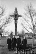 Wiosna 1944, Wierzbałowo (Virbalis), Litwa.
Chłopcy wywiezieni w kwietniu 1943 z okolic Wilna do pracy przymusowej na dużej przygranicznej stacji kolejowej w Kybartach (Kybartai). Stacja nosiła nazwę starszej od miasteczka Kybarty wsi Wierzbałowo odległej o 5 km. Na tle charakterystycznego krzyża żmudzkiego stoją od lewej: Michał Janowicz, Dominik Poczepowicz, NN 