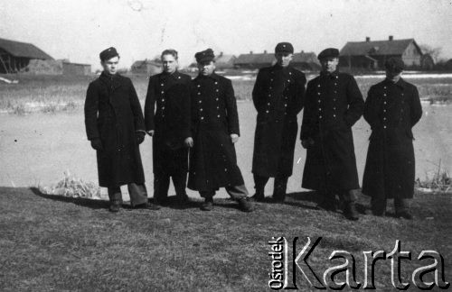 Wiosna 1944, Wierzbałowo (Virbalis), Litwa.
Chłopcy wywiezieni w kwietniu 1943 z okolic Wilna do pracy przymusowej na dużej przygranicznej stacji kolejowej w Kybartach (Kybartai). Stacja nosiła nazwę starszej od miasteczka Kybarty wsi Wierzbałowo odległej o 5 km. Stoją od lewej: Michał Janowicz, Wacław Zdanowicz, Stanisław Bielawski, NN 
