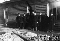 Wiosna 1944, Wierzbałowo (Virbalis), Litwa.
Chłopcy wywiezieni w kwietniu 1943 z okolic Wilna do pracy przymusowej na dużej przygranicznej stacji kolejowej w Kybartach (Kybartai). Stacja nosiła nazwę starszej od miasteczka Kybarty wsi Wierzbałowo odległej o 5 km. Pod oknem przybudówki w hali wagonowej (od jesieni 1943 do wiosny 1944 były tam pomieszczenia mieszkalne dla robotników) stoją od lewej: Adamowicz, NN 