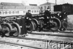 Wiosna 1944, Wierzbałowo (Virbalis), Litwa.
Chłopcy wywiezieni w kwietniu 1943 z okolic Wilna do pracy przymusowej na dużej przygranicznej stacji kolejowej w Kybartach (Kybartai). Stacja nosiła nazwę starszej od miasteczka Kybarty wsi Wierzbałowo odległej o 5 km. Magazyn kół wagonowych na wolnym powietrzu, stoją od lewej: Stanisław Bielawski, NN 