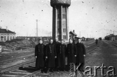 Wiosna 1944, Wierzbałowo (Virbalis), Litwa.
Chłopcy wywiezieni w kwietniu 1943 z okolic Wilna do pracy przymusowej na dużej przygranicznej stacji kolejowej w Kybartach (Kybartai). Stacja nosiła nazwę starszej od miasteczka Kybarty wsi Wierzbałowo odległej o 5 km. Przed wieżą ciśnień stoją od lewej: Stanisław Bielawski, Adamowicz, NN 