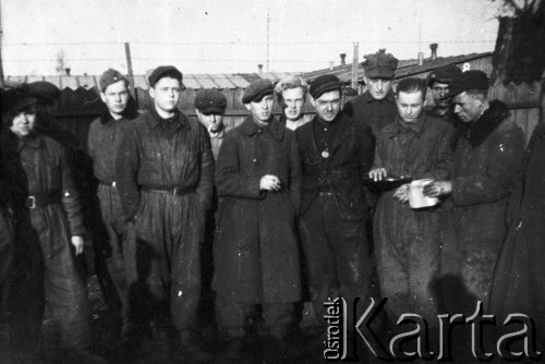 Wiosna 1944, Wierzbałowo (Virbalis), Litwa.
Chłopcy wywiezieni w kwietniu 1943 z okolic Wilna do pracy przymusowej na dużej przygranicznej stacji kolejowej w Kybartach (Kybartai). Stacja nosiła nazwę starszej od miasteczka Kybarty wsi Wierzbałowo odległej o 5 km. Przed barakiem w czasie przerwy obiadowej stoją: Stanisław Bielawski, Sienkiewicz, Romuald Żawronek, NN 