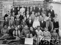 Lata 40., Kamienka, Kustanajska obł., Kazachstan, ZSRR.
Polacy deportowani z Drohobycza 15.04.1940; na zdjęciu m.in. rodzina Kubów: Maria, Zenon, Olga, Stanisława Witecka, rodzina Becella: Janina, Romana, Ireneusz, rodzina Kaweckich: Eugeniusz, Eugenia, Anna, Stanisław, rodzina Chlebków: Maria, Jerzy, Magdalena, rodzina Kicińskich: Anna, Stefania, Teodor, Jerzy, rodzina Smyków: Franciszek i Maria.
Fot. NN, zbiory Ośrodka KARTA, udostępniła Romana Becella-Kasprzak