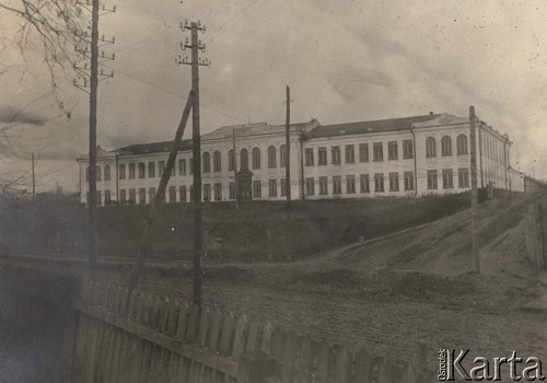 1921-1924, Włodzimierz Wołyński, Wołyń, Polska.
Budynek Państwowego Gimnazjum Koedukacyjnego.
Fot. NN, zbiory Ośrodka KARTA, kolekcję starosty włodzimierskiego - Wacława Malanowskiego, przekazała Krystyna Ścisłowska.