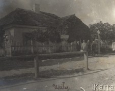 1921-1924, Uściług, Wołyń, Polska.
Pracownicy magistratu na drodze przed budynkiem.
Fot. NN, zbiory Ośrodka KARTA, kolekcję starosty włodzimierskiego - Wacława Malanowskiego, przekazała Krystyna Ścisłowska.