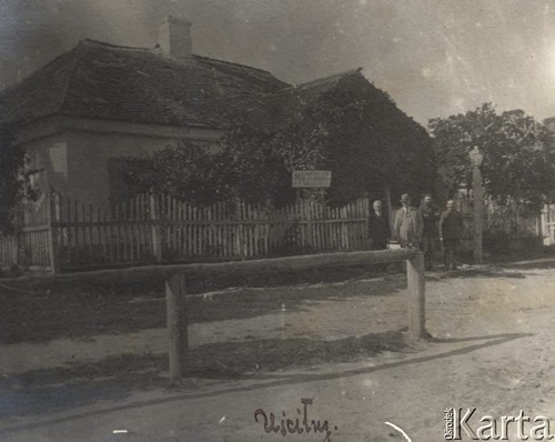 1921-1924, Uściług, Wołyń, Polska.
Pracownicy magistratu na drodze przed budynkiem.
Fot. NN, zbiory Ośrodka KARTA, kolekcję starosty włodzimierskiego - Wacława Malanowskiego, przekazała Krystyna Ścisłowska.