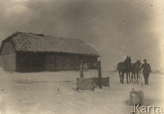 1921-1924, Włodzimierz Wołyński, Wołyń, Polska.
Początki osadnictwa wojskowego na Kresach. Mężczyzna z końmi stoi obok studni, w tle stodoła.
Fot. NN, zbiory Ośrodka KARTA, kolekcję starosty włodzimierskiego - Wacława Malanowskiego, przekazała Krystyna Ścisłowska.
