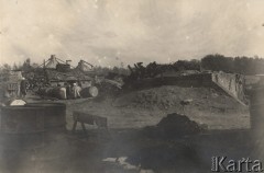 1921-1924, Włodzimierz Wołyński, Wołyń, Polska.
Początki osadnictwa wojskowego na Kresach, dwoje dzieci na zaniedbanym podwórku.
Fot. NN, zbiory Ośrodka KARTA, kolekcję starosty włodzimierskiego - Wacława Malanowskiego, przekazała Krystyna Ścisłowska.
