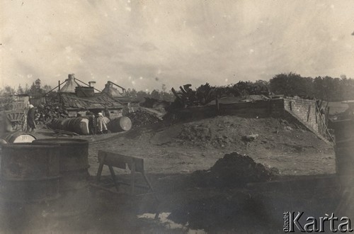 1921-1924, Włodzimierz Wołyński, Wołyń, Polska.
Początki osadnictwa wojskowego na Kresach, dwoje dzieci na zaniedbanym podwórku.
Fot. NN, zbiory Ośrodka KARTA, kolekcję starosty włodzimierskiego - Wacława Malanowskiego, przekazała Krystyna Ścisłowska.
