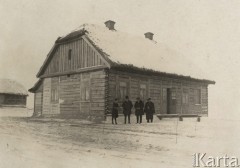 1921-1924, Włodzimierz Wołyński, Wołyń, Polska.
Początki osadnictwa wojskowego na Kresach, trzej mężczyźni i kobieta na podwórku przed domem.
Fot. NN, zbiory Ośrodka KARTA, kolekcję starosty włodzimierskiego - Wacława Malanowskiego, przekazała Krystyna Ścisłowska.
