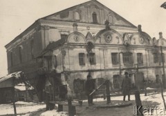 1921-1924, Włodzimierz Wołyński, Wołyń, Polska.
Wielka synagoga przy ulicy Szkolnej, na pierwszym planie przy studni stoją dwaj mężczyźni.
Fot. NN, zbiory Ośrodka KARTA, kolekcję starosty włodzimierskiego - Wacława Malanowskiego, przekazała Krystyna Ścisłowska.
