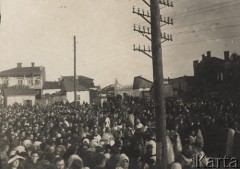 1921-1924, Włodzimierz Wołyński, Wołyń, Polska.
Mieszkańcy miasta podczas uroczystości, w środku grupa księży katolickich i dwaj biskupi.
Fot. NN, zbiory Ośrodka KARTA, kolekcję starosty włodzimierskiego - Wacława Malanowskiego, przekazała Krystyna Ścisłowska.
