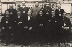 1921-1924, Włodzimierz Wołyński, Wołyń, Polska.
Grupa odznaczonych urzędników, czwarty od lewej siedzi starosta włodzimierski Wacław Malanowski.
Fot. NN, zbiory Ośrodka KARTA, kolekcję starosty włodzimierskiego - Wacława Malanowskiego, przekazała Krystyna Ścisłowska.
