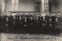 1921-1924, Włodzimierz Wołyński, Wołyń, Polska.
Wójtowie gmin, urzędnicy i przewodniczący Wydziału Powiatowego, w środku siedzi starosta włodzimierski Wacław Malanowski.
Fot. NN, zbiory Ośrodka KARTA, kolekcję starosty włodzimierskiego - Wacława Malanowskiego, przekazała Krystyna Ścisłowska.
