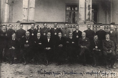 1921-1924, Włodzimierz Wołyński, Wołyń, Polska.
Wójtowie gmin, urzędnicy i przewodniczący Wydziału Powiatowego, w środku siedzi starosta włodzimierski Wacław Malanowski.
Fot. NN, zbiory Ośrodka KARTA, kolekcję starosty włodzimierskiego - Wacława Malanowskiego, przekazała Krystyna Ścisłowska.
