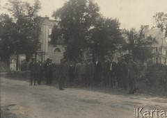 1921-1924, brak miejsca, Wołyń, Polska.
Grupa mężczyzn stojących na drodze, w tle fragment zniszczonego budynku.
Fot. NN, zbiory Ośrodka KARTA, kolekcję starosty włodzimierskiego - Wacława Malanowskiego, przekazała Krystyna Ścisłowska.
