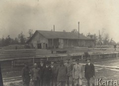 1921-1924, Włodzimierz Wołyński, Wołyń, Polska.
Grupa pracowników tartaku.
Fot. NN, zbiory Ośrodka KARTA, kolekcję starosty włodzimierskiego - Wacława Malanowskiego, przekazała Krystyna Ścisłowska.
