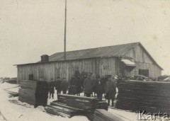 1921-1924, Włodzimierz Wołyński, Wołyń, Polska.
Grupa pracowników tartaku.
Fot. NN, zbiory Ośrodka KARTA, kolekcję starosty włodzimierskiego - Wacława Malanowskiego, przekazała Krystyna Ścisłowska.
