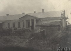 1921-1924, Włodzimierz Wołyński, Wołyń, Polska.
Początki osadnictwa wojskowego na Kresach. Grupa mężczyzn obok wozu drabiniastego stojącego na podwórku przed dworem.
Fot. NN, zbiory Ośrodka KARTA, kolekcję starosty włodzimierskiego - Wacława Malanowskiego, przekazała Krystyna Ścisłowska.
