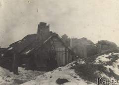 1921-1924, Włodzimierz Wołyński, Wołyń, Polska.
Początki osadnictwa wojskowego na Kresach. Kobieta przed chatą.
Fot. NN, zbiory Ośrodka KARTA, kolekcję starosty włodzimierskiego - Wacława Malanowskiego, przekazała Krystyna Ścisłowska.
