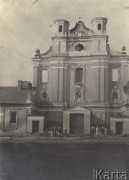 1921-1924, Poryck, pow. Włodzimierz Wołyński, Wołyń, Polska.
Grupa kobiet z łopatami przed kościołem w Porycku.
Fot. NN, zbiory Ośrodka KARTA, kolekcję starosty włodzimierskiego - Wacława Malanowskiego, przekazała Krystyna Ścisłowska.
