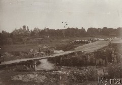 1921-1924, Włodzimierz Wołyński, Wołyń, Polska.
Drabiniasty wóz przejeżdża przez most na rzece.
Fot. NN, zbiory Ośrodka KARTA, kolekcję starosty włodzimierskiego - Wacława Malanowskiego, przekazała Krystyna Ścisłowska.

