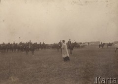 1921-1924, Włodzimierz Wołyński, Wołyń, Polska.
Uroczystości wojskowe. Ksiądz stojący przed oddziałem kawalerii.
Fot. NN, zbiory Ośrodka KARTA, kolekcję starosty włodzimierskiego - Wacława Malanowskiego, przekazała Krystyna Ścisłowska.

