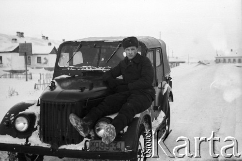 1955-1957, Workuta, Komi ASRR, ZSRR.
Mężczyzna przy samochodzie.
Fot. Eugeniusz Cydzik, udostępnił Eugeniusz Cydzik w ramach projektu 